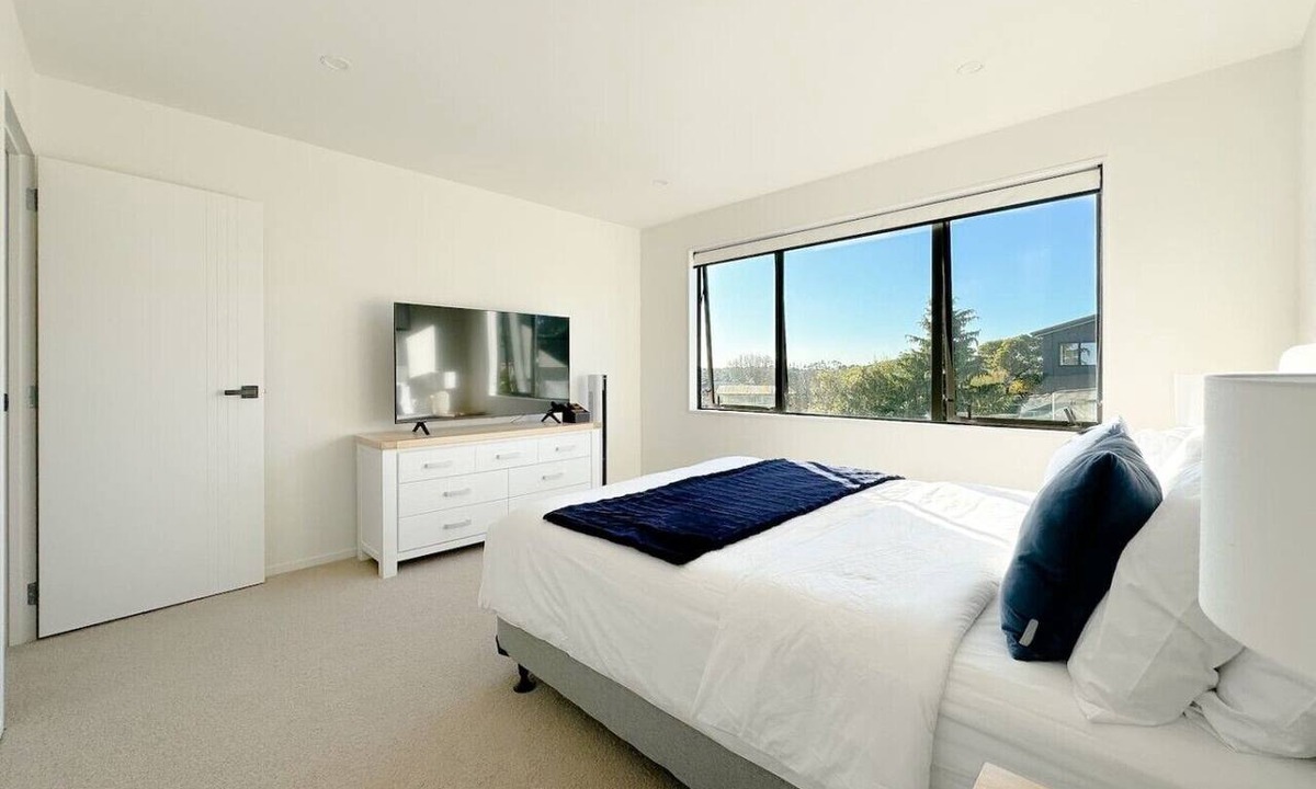 Forrest Hill House | Spacious Three-Bedroom Home in Forrest Hill