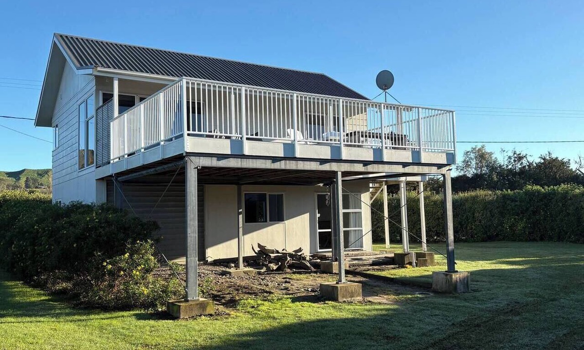 Waimarama House | Spacious Waimārama Beach House with Large Deck