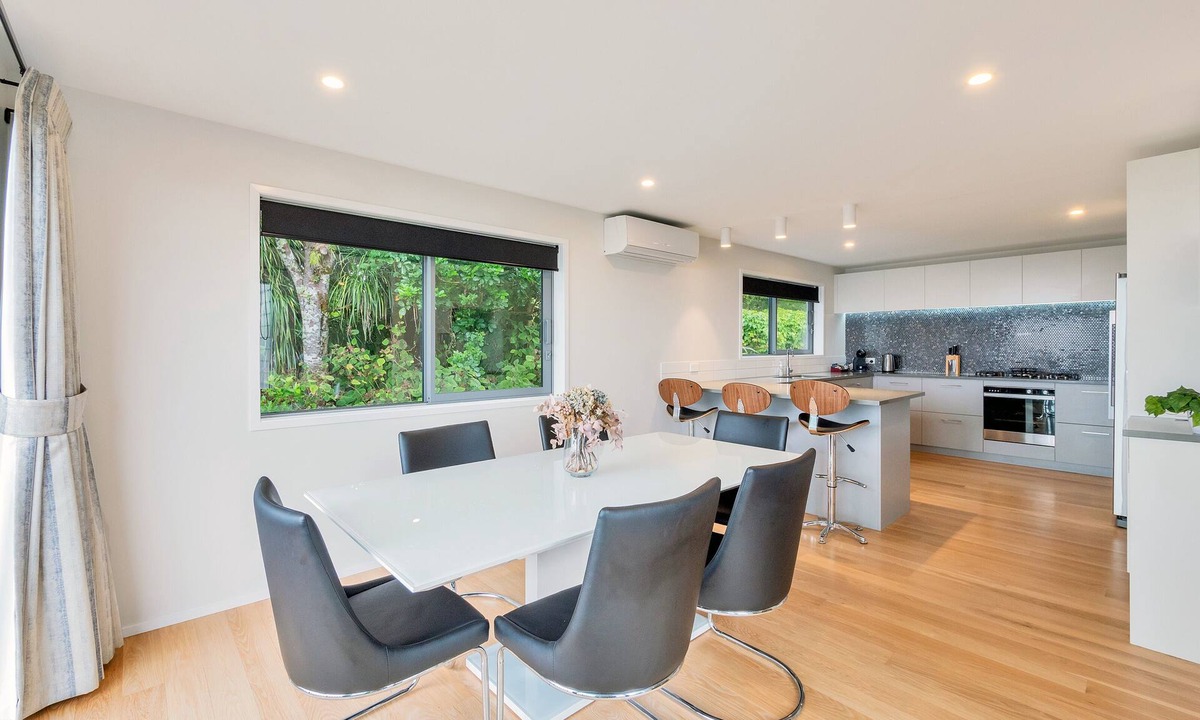Waiatarua House | Spectacular Hilltop Retreat near Piha