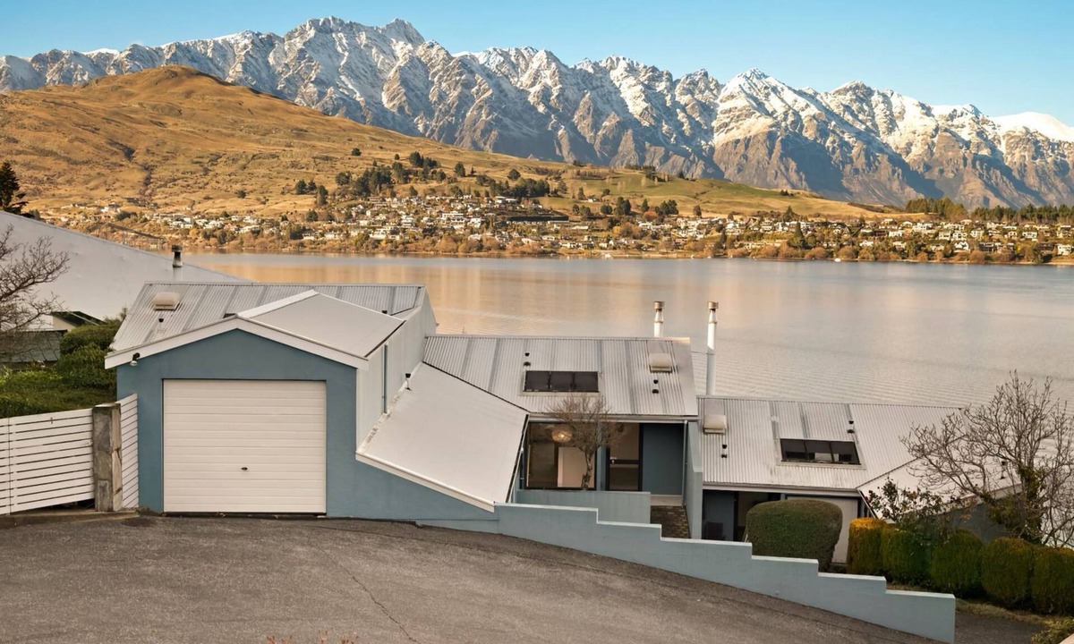 Queenstown Apartment | Spinnaker Bay - Stunning Lakeview 2 Bedroom Apartment