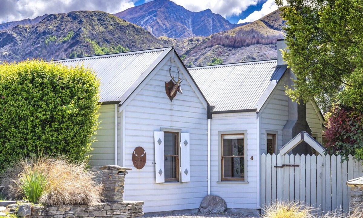 Arrowtown Apartment | Stags head Cottage, Arrowtown Holiday Home