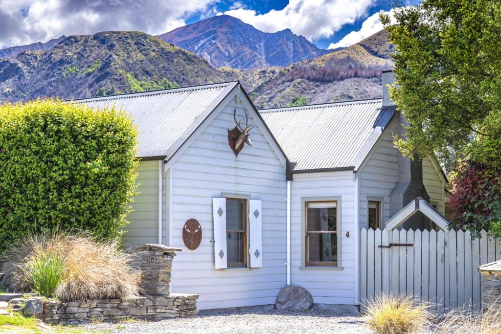 Arrowtown House | Stags Head Cottage-cosy cottage with hot tub