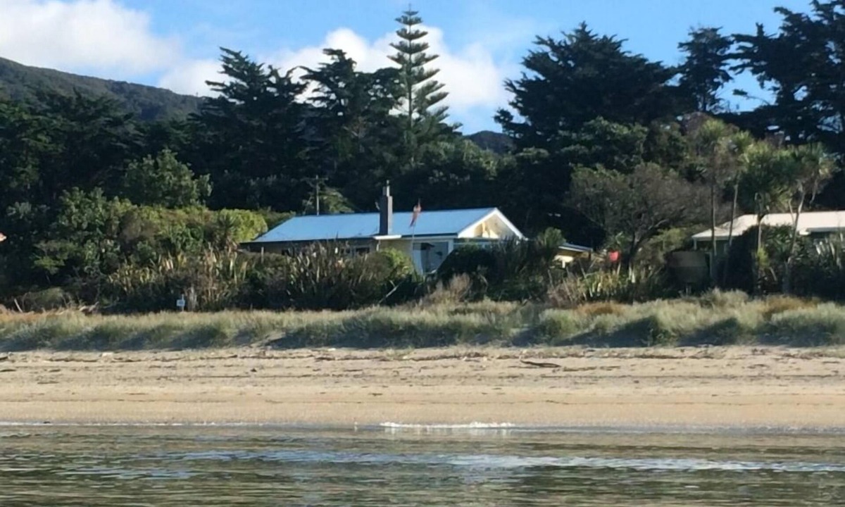 Pakawau House | Starfish - magical beach front retreat