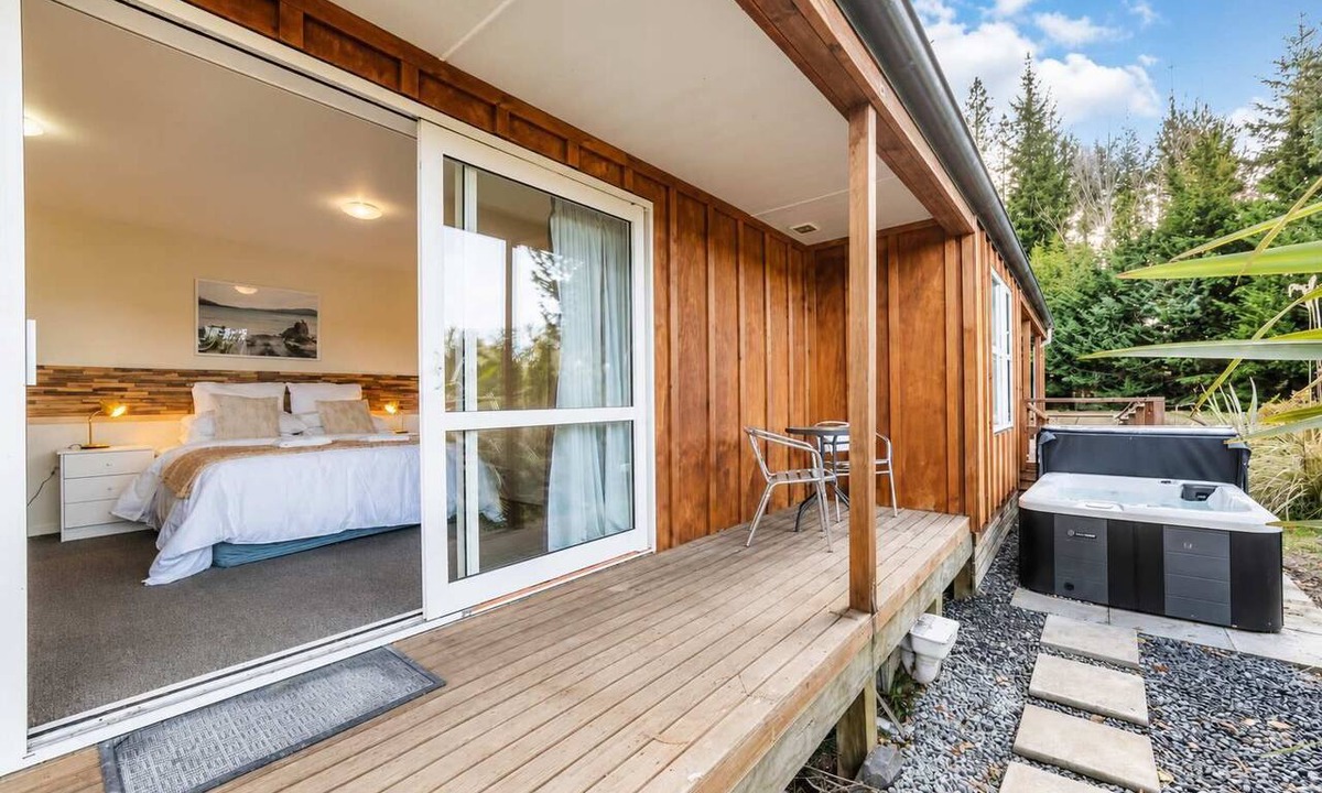 Tekapo House | Stargazing | 2BR + Hot Tub + Parking | Near Church