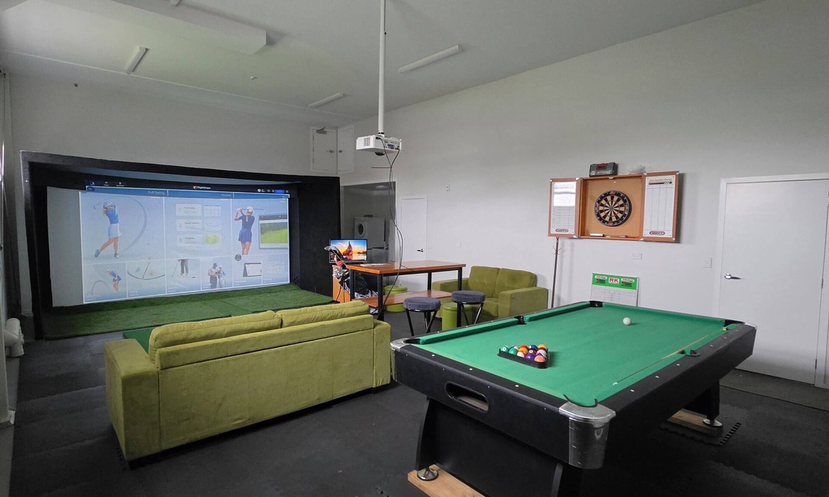 Pukekohe Apartment | Stay n Play golf sim and game room adventures in the heart of Pukekohe