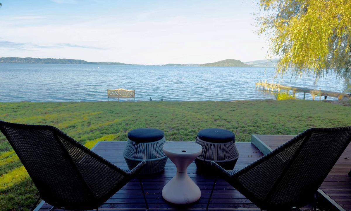 Ngongotaha House | Stillwater Cottage - Lakefront, Spa & Kayaks