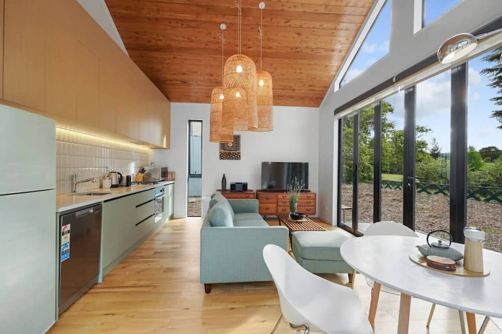 Henderson Valley House | Stunning 2BR Retreat in Tranquil Henderson | WIFI