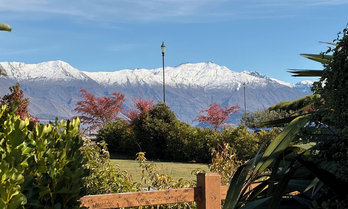 Wanaka Cottage | Stunning guest house with amazing mountain views five minutes from Lake Wanaka
