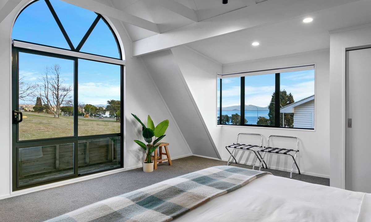 Hilltop House | Stunning Lake Views - Spa, Sauna + close to lake and town