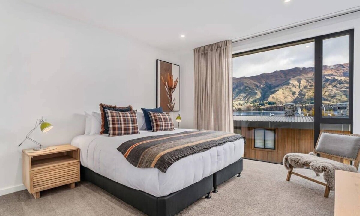 Wanaka Apartment | Stunning Lakefront Studio with Hot Tub & Views