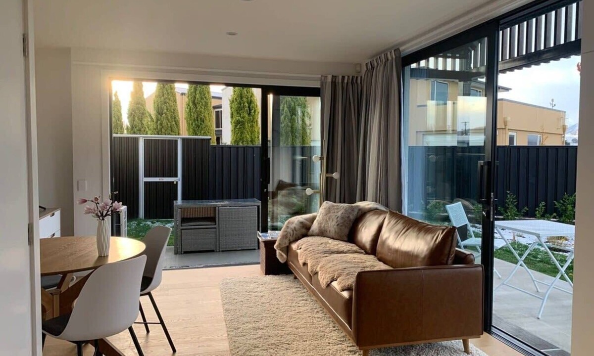 Albert Town House | Stunning Mountain & River View Townhouse