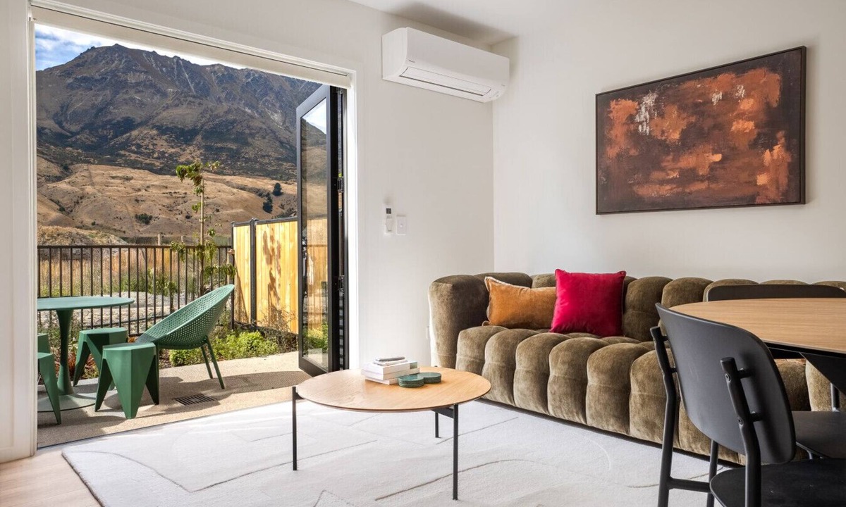 Frankton House | Stunning New Home With Mountain Views & Parking