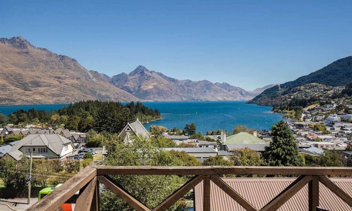 Queenstown City Centre Apartment | Stunning Views with a Fantastic Location!