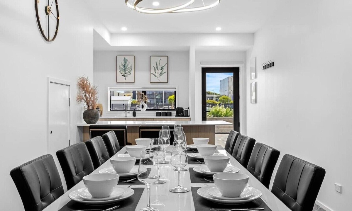 Christchurch City Centre Villa | Stylish 4BR Townhouse · 4 Baths · Free Parking