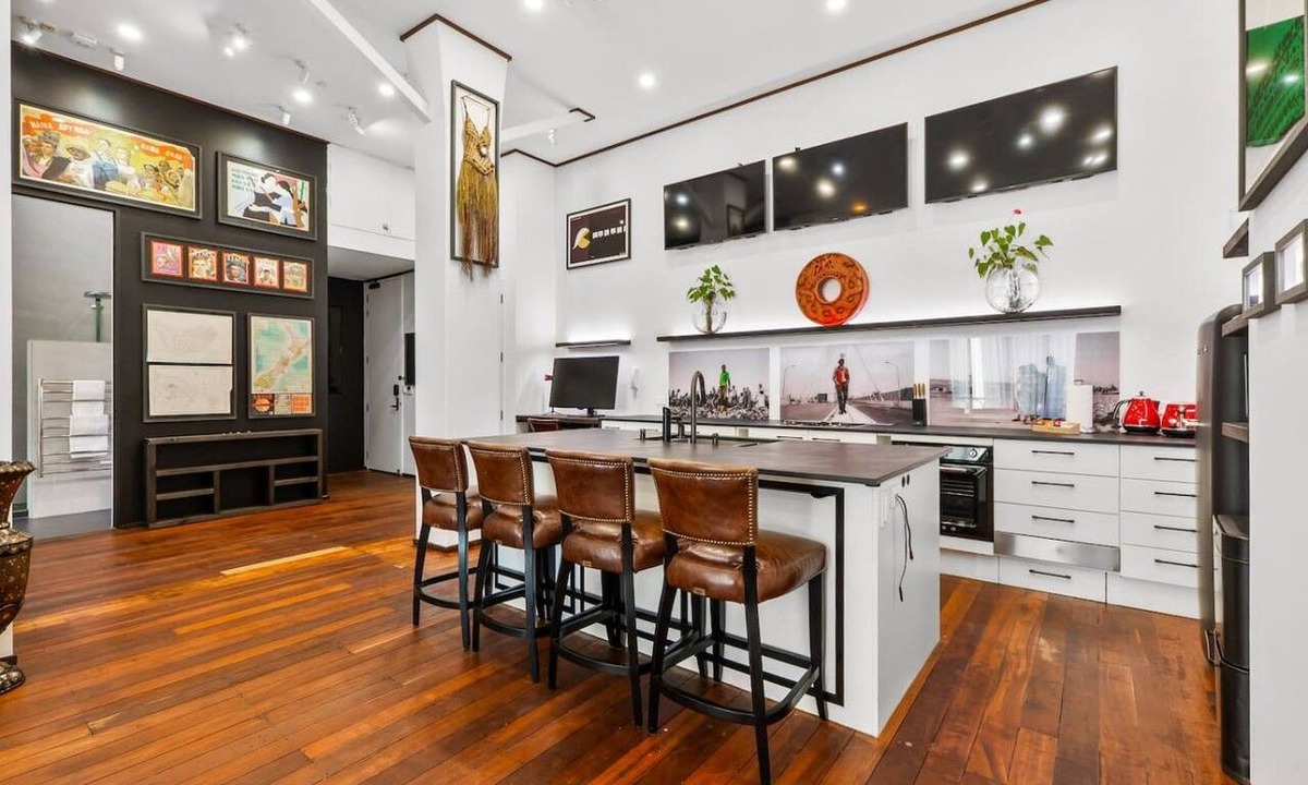 Newton Apartment | Stylish Art Loft in the Heart of the City