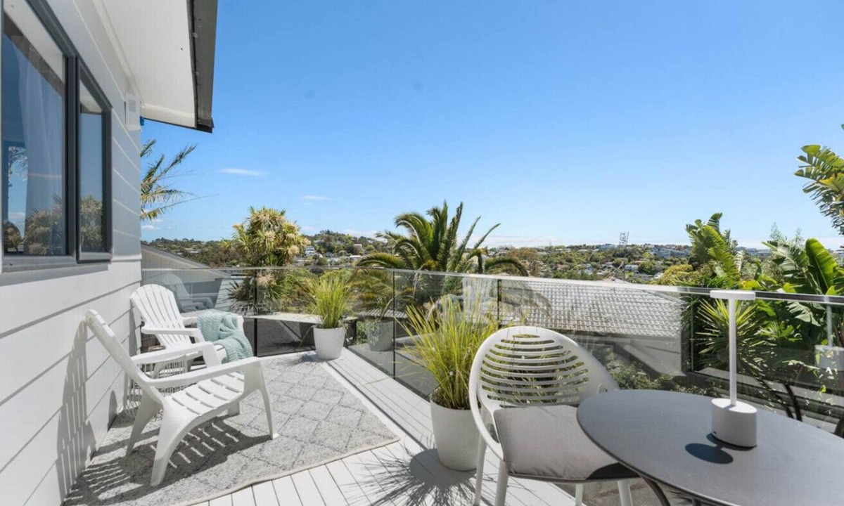 Torbay House | Stylish Coastal Home with Panoramic Views & Private Balcony