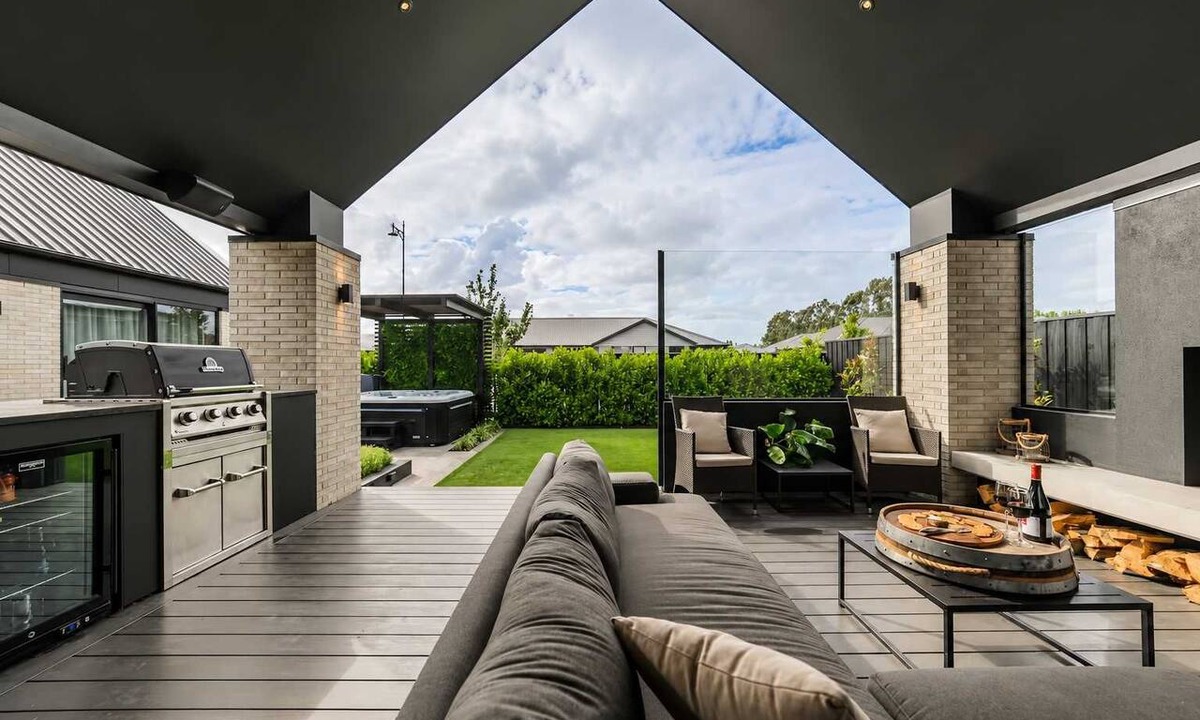 Prebbleton House | Stylish Home | Private Spa + Indoor & Outdoor Fire