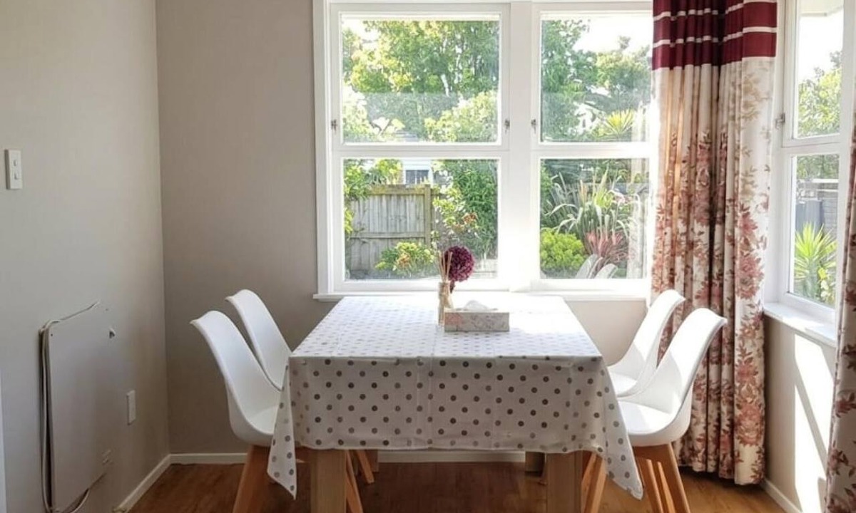 Trentham House | Stylish Trentham Retreat