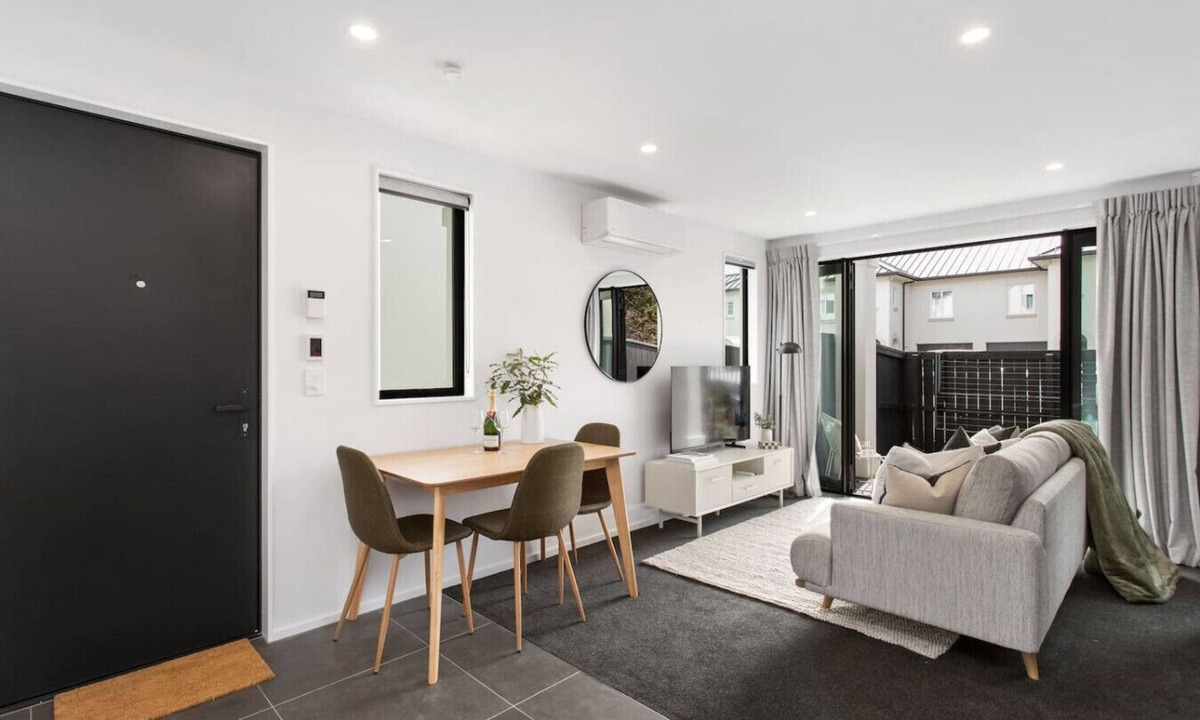 Riccarton Apartment | Sun Filled Living Hagley Park Hospital 2BR 2BA