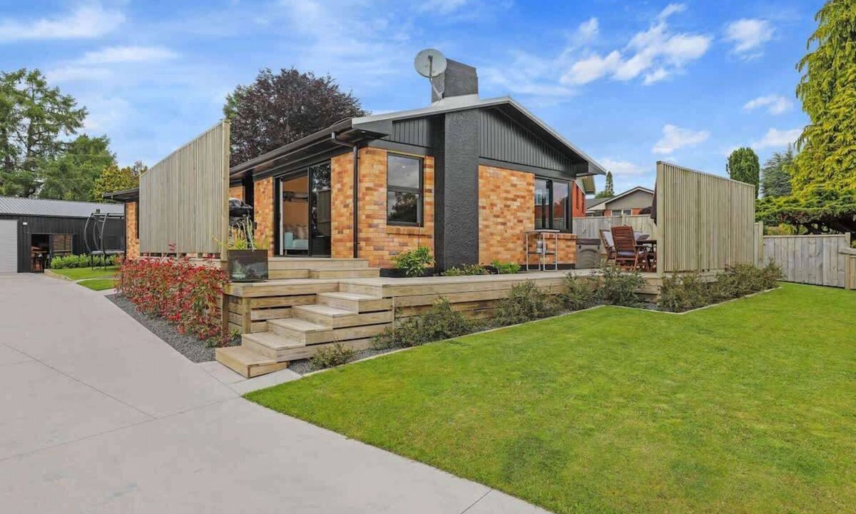Springfield House | Sundrenched 70's - Spa Pool + Sleep-out, Sleeps 11