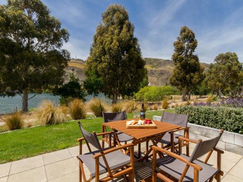 Lowburn House | Sunhaven Lakeside - Cromwell Holiday Home