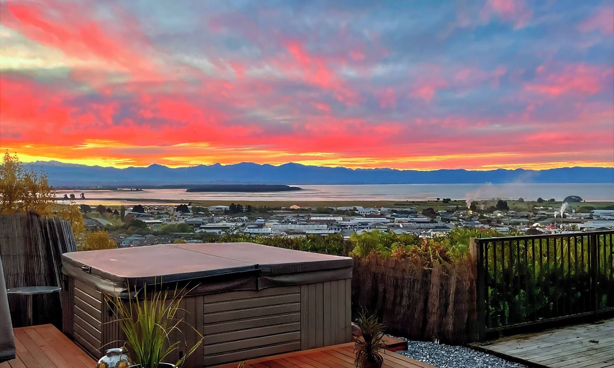Nelson House | Sunkissed Heights - Nelson Holiday Home