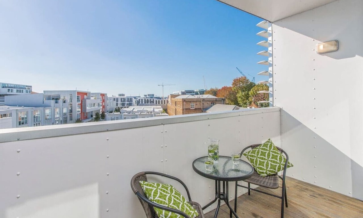 Auckland Central Business District Apartment | Sunlit City Fringe Apartment wth Heat Pump+Carpark