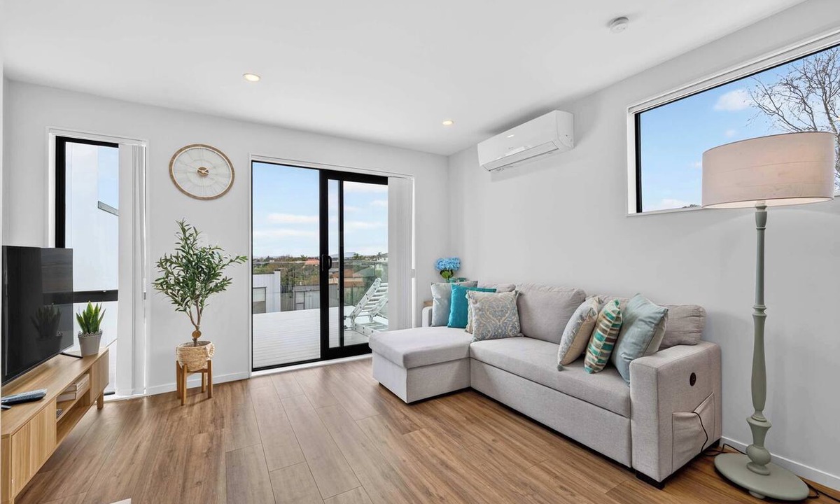 Browns Bay House | Sunny 3BR Retreat Browns Bay Beach Zodiak Stays