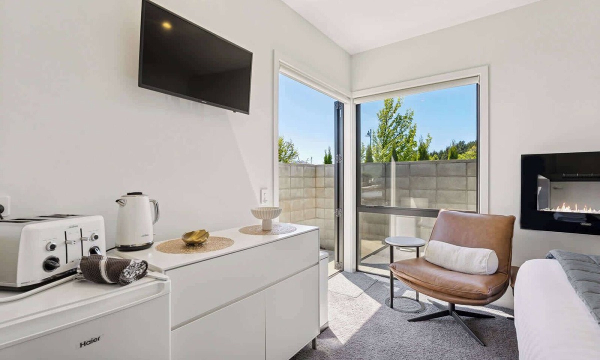 Wanaka House | Sunny Private Room with Stunning Lake Views