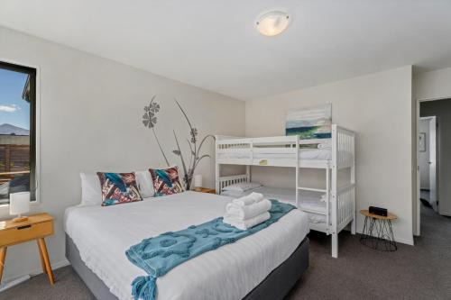 Albert Town House | Sunny Riverside Park | Pool Access & Mountain Views