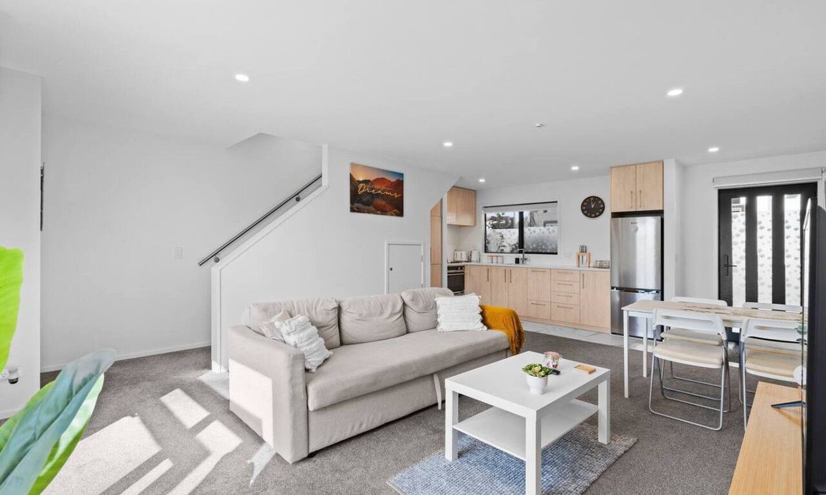 Addington Villa | Sunny townhouse with parking and EV charging in Christchurch
