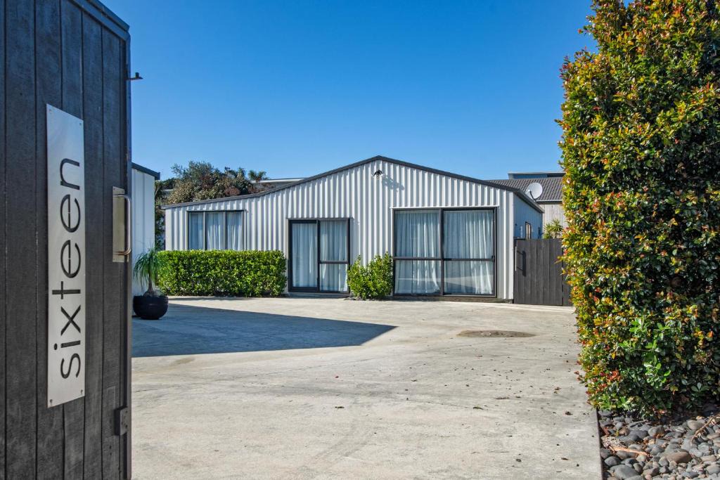 Mangawhai Heads House | Sunnyside Spa Retreat - Mangawhai Holiday Home