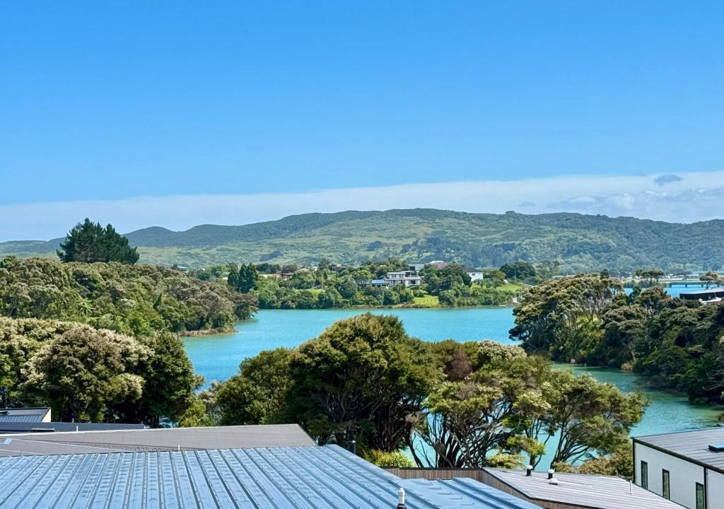 Raglan House | Sunset Stay - Raglan Holiday Home