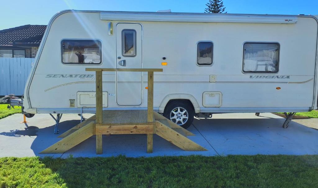 Tauranga House | Sunshine Caravan - Private & Self-Contained, 250m from Hospital