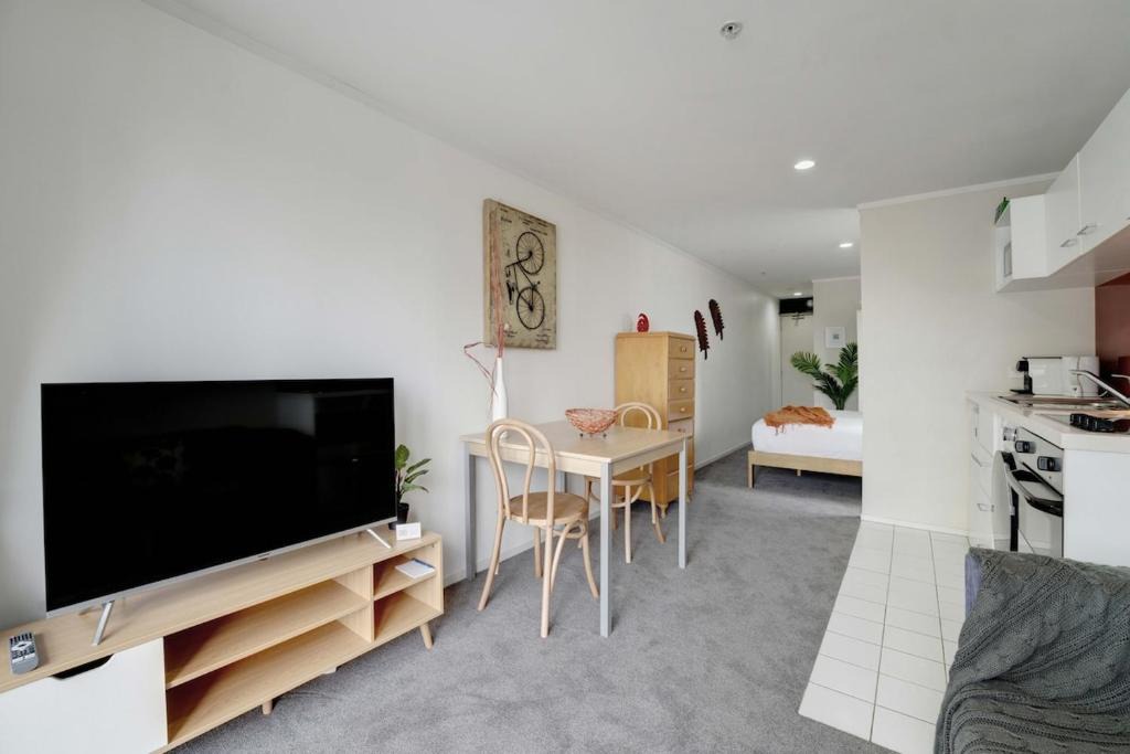 Auckland Central Business District Apartment | Super Central Studio - Aircon Balcony Kitchenette All you Need