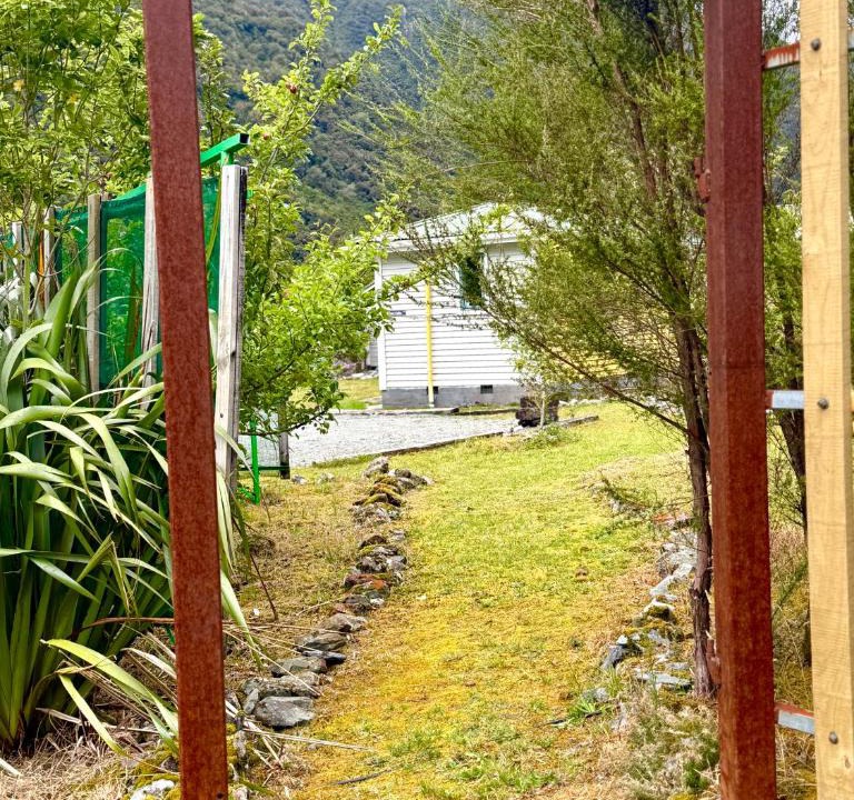 Otira Apartment | Super Cosy Little Cabin in the Heart of the National Park Close to Road and Railway
