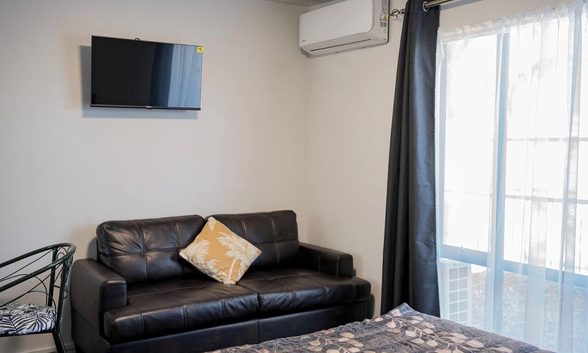 Riccarton Hotel | Superior Queen Room Studio