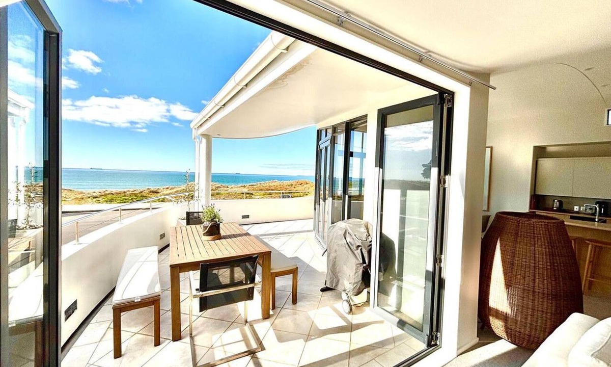 Omanu House | Supreme on Marine - Beachfront!