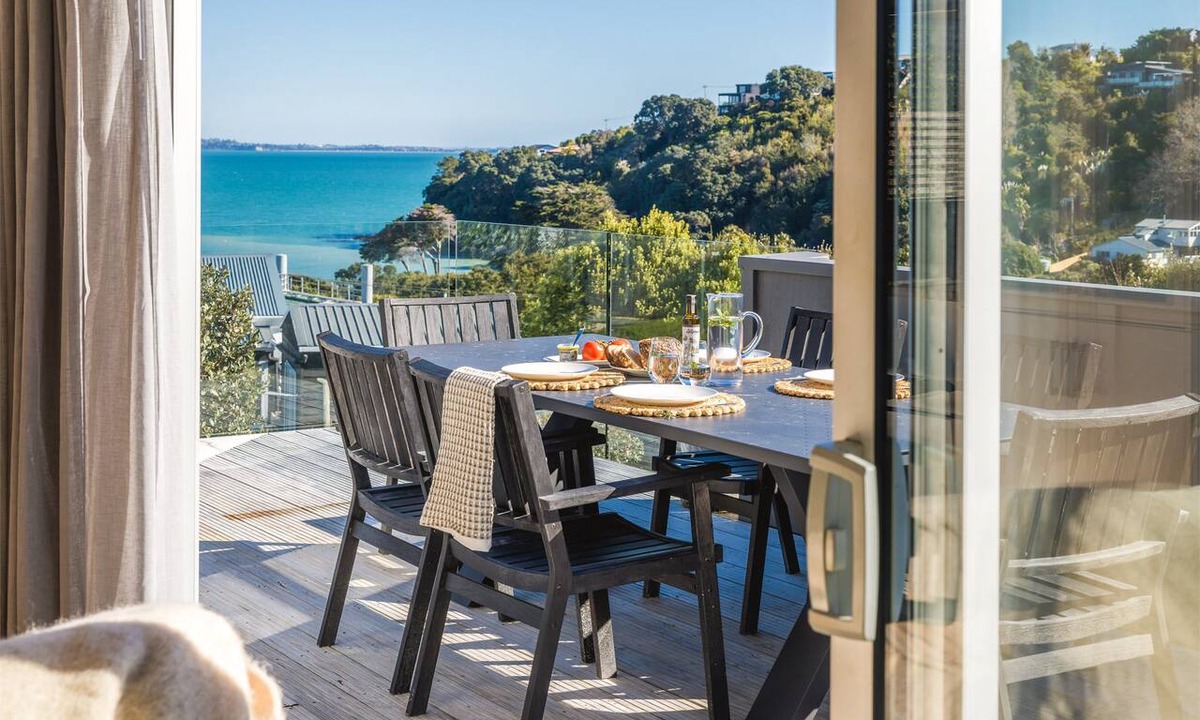 Surfdale House | Surfdale Sea Views – Space for the Whole Family