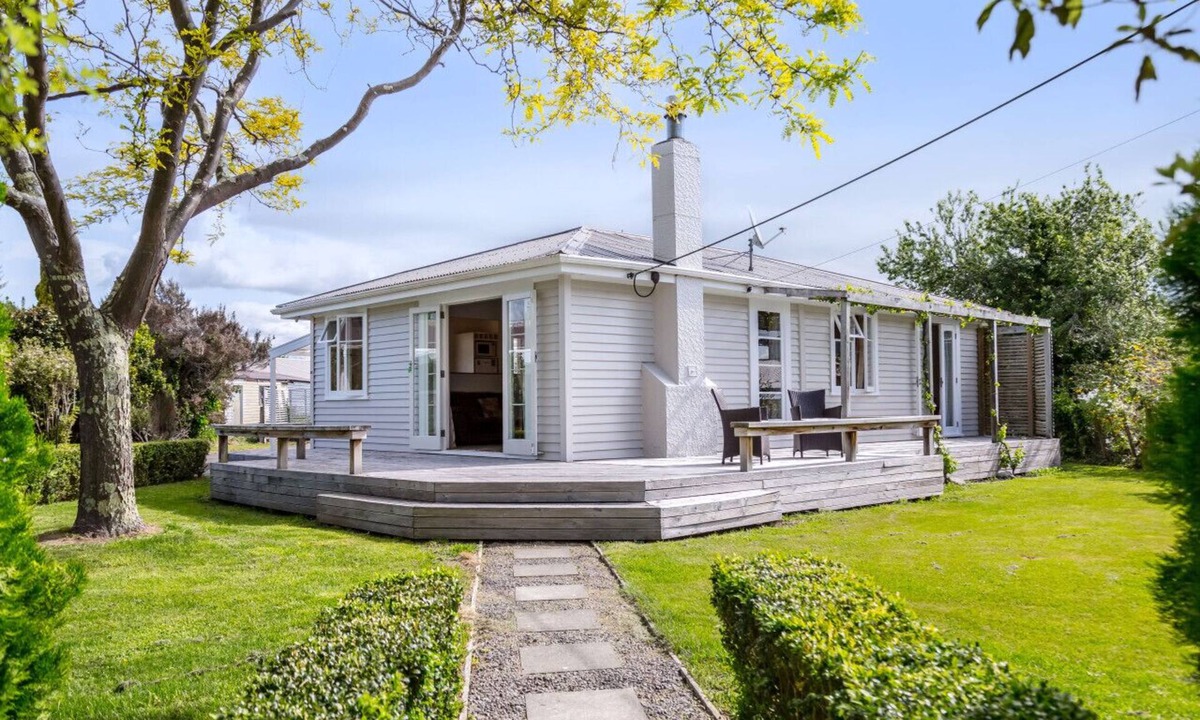 Martinborough House | Syrah Serenity | Charming Cottage Near Martinborough Square