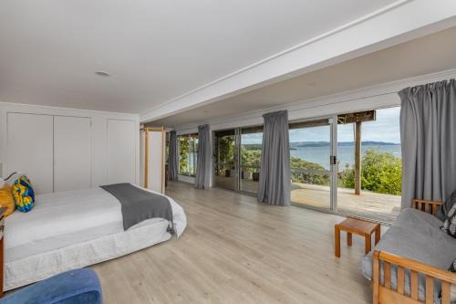 Te Tii House | Tapuaetahi Beachfront Downstairs Unit
