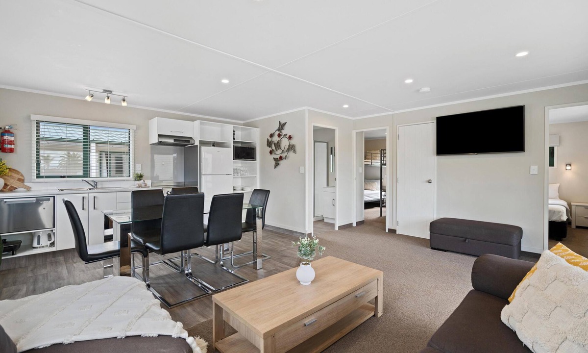 Waitakaruru Hotel | Tasman Holiday Parks - Miranda