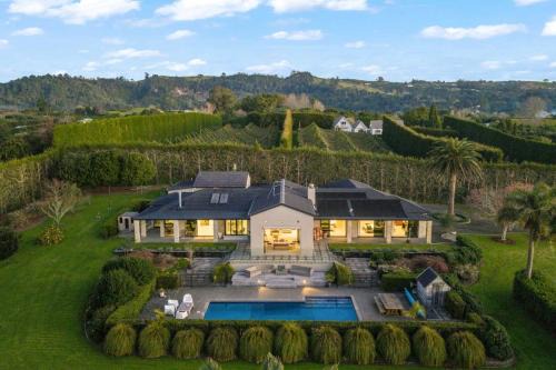 Whakamarama House | Te Puna 5BR Estate - Pool, Tennis, Sauna, Cottage