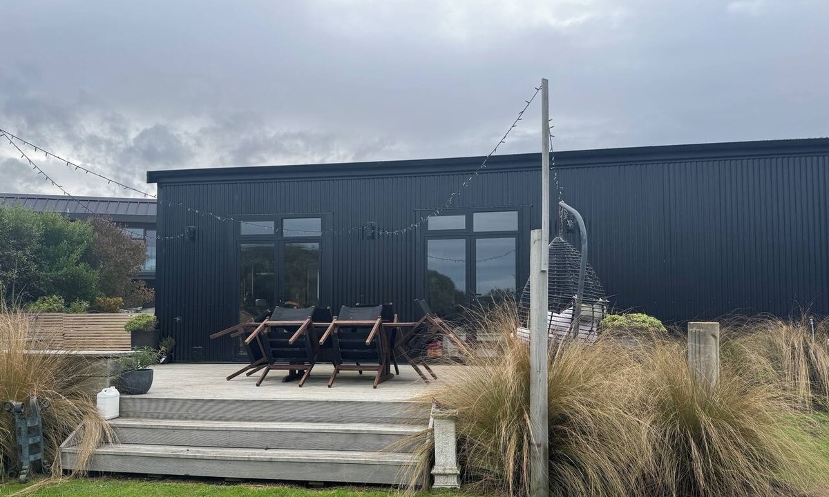 Karitane Apartment | Te Whare Karati - a modern garage house, warm and cosy, next to the sea