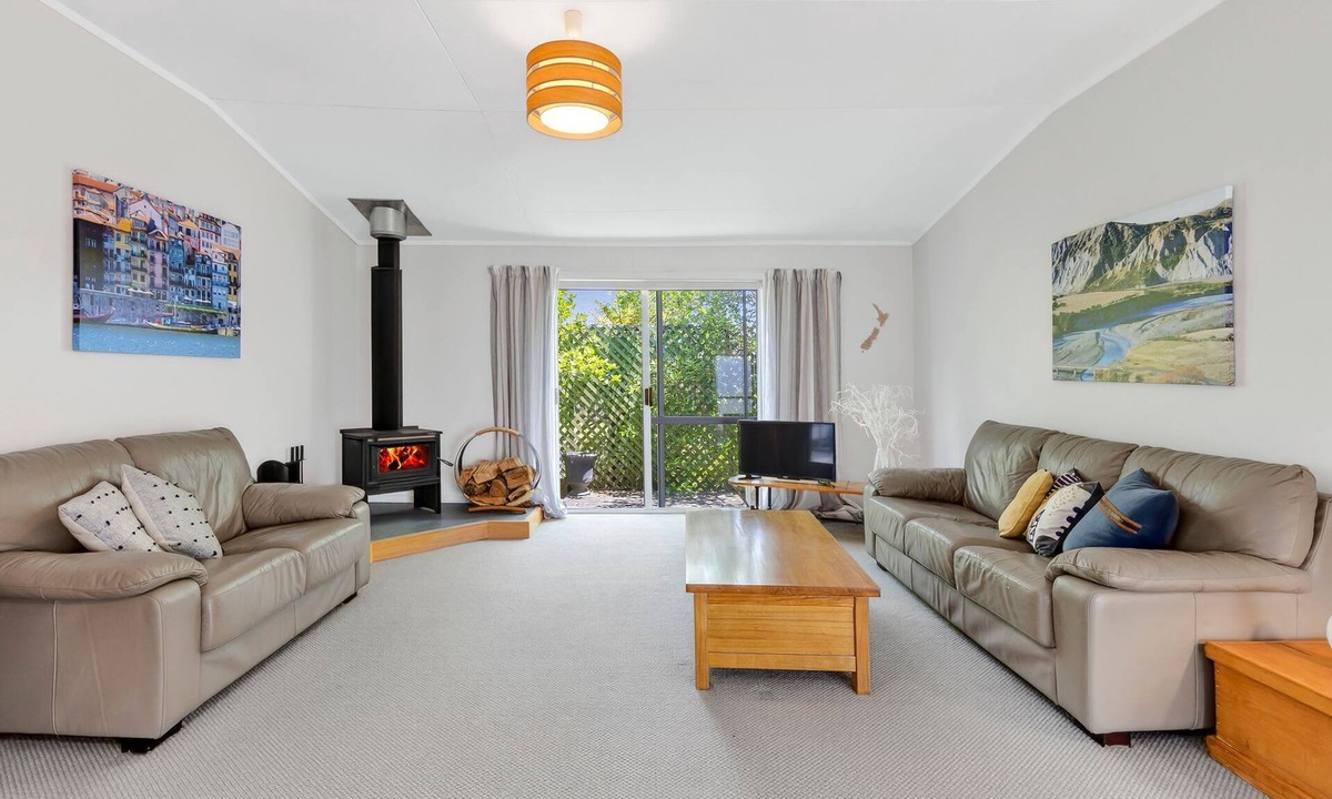 Pohara House | The Bach - Classic Kiwi Stay Opposite Pohara Beach