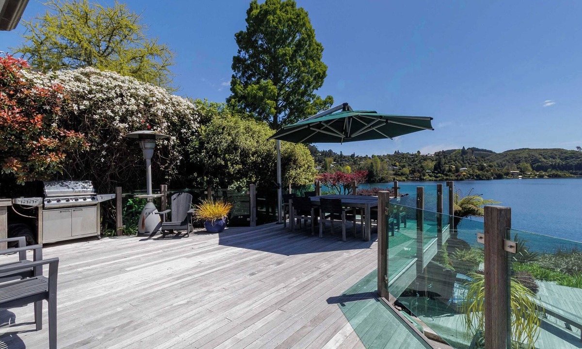 Lake Okareka House | The Bach - Ōkareka Waterfront, Spa Pool, Sleeps 8