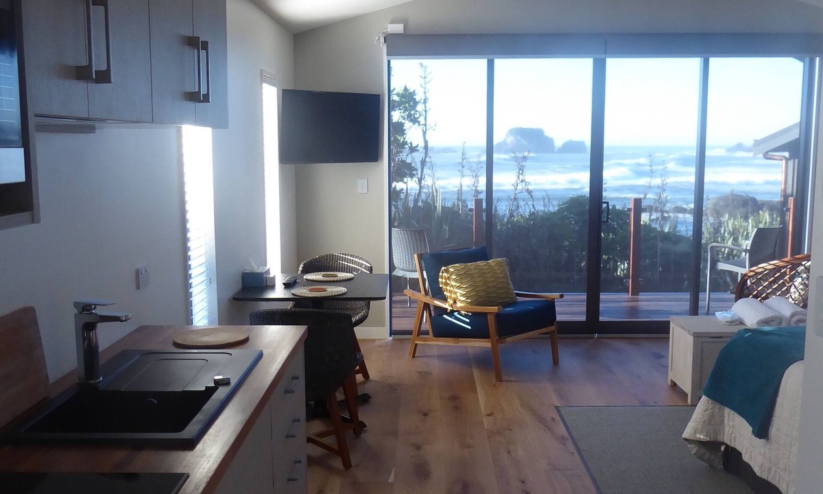 Cape Foulwind Cabin | The Bay House Beachfront Accommodation