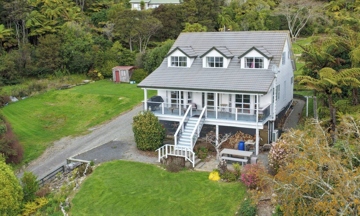 Moetapu Bay House | The Bay House - Moetapu Holiday Home