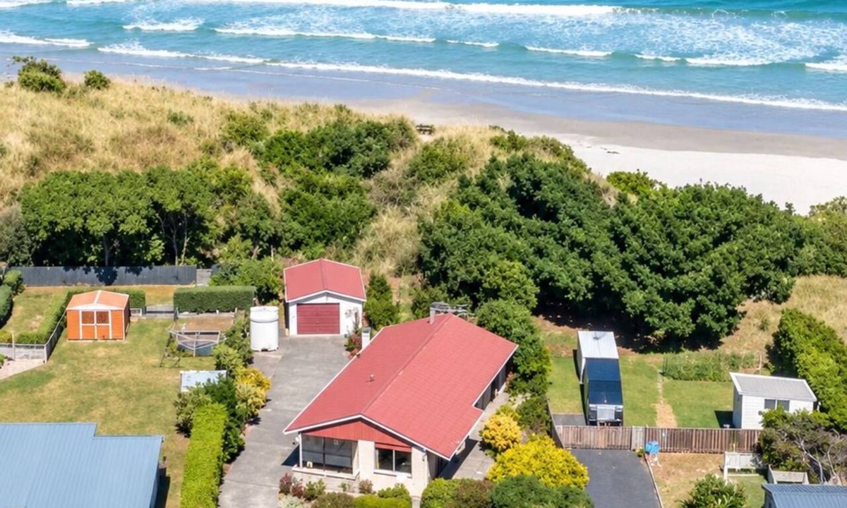Dunedin House | The Beach House - Private beach access and SKY SPORT