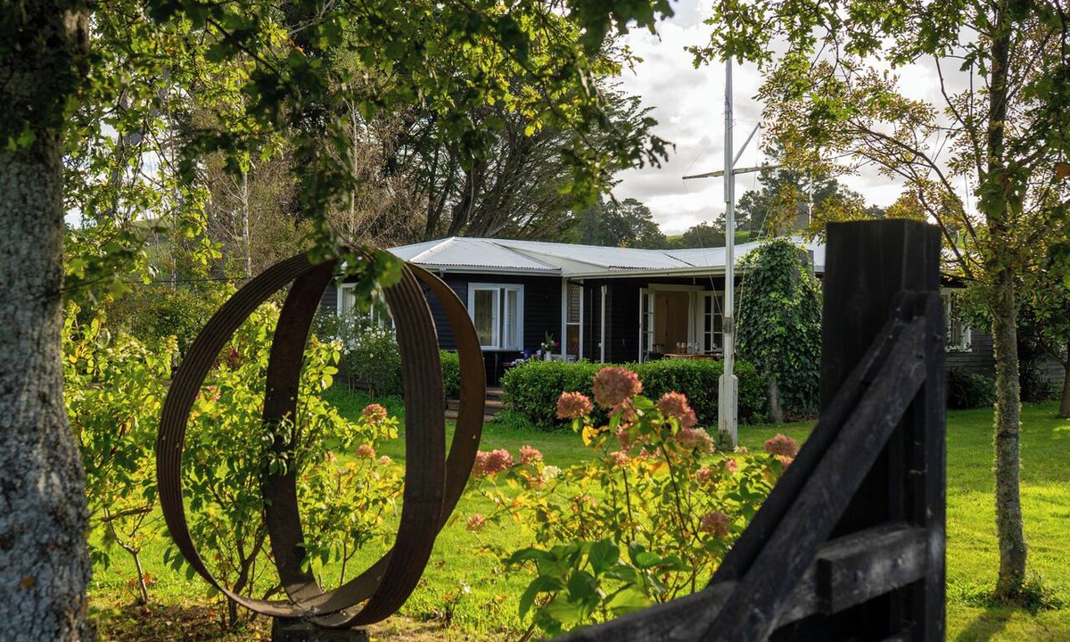 Puketitiri Bed & Breakfast | The Black Barn At Puketitiri